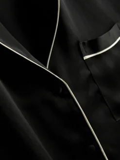 Boyfriend-Schlafanzug aus Satin mit Paspelierung