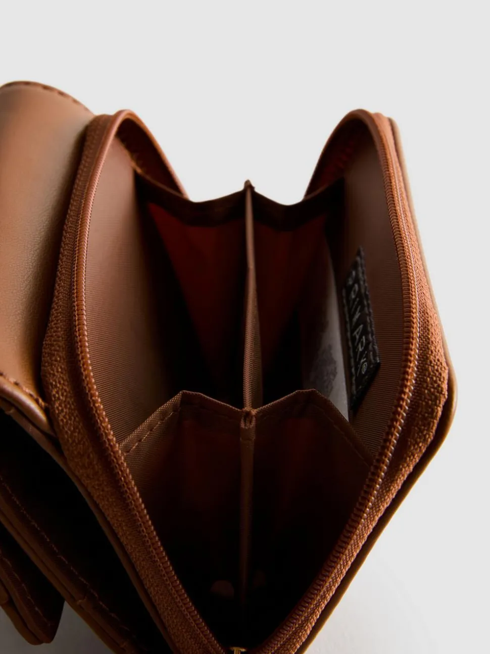 Brieftasche in Metallic-Optik mit Reißverschluss
