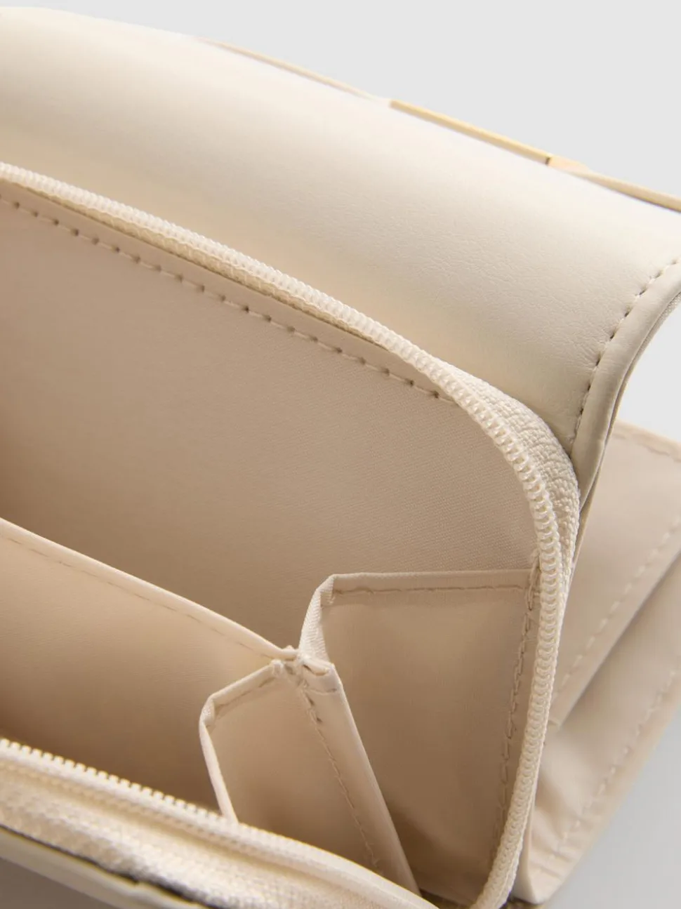Brieftasche in Metallic-Optik mit Reißverschluss