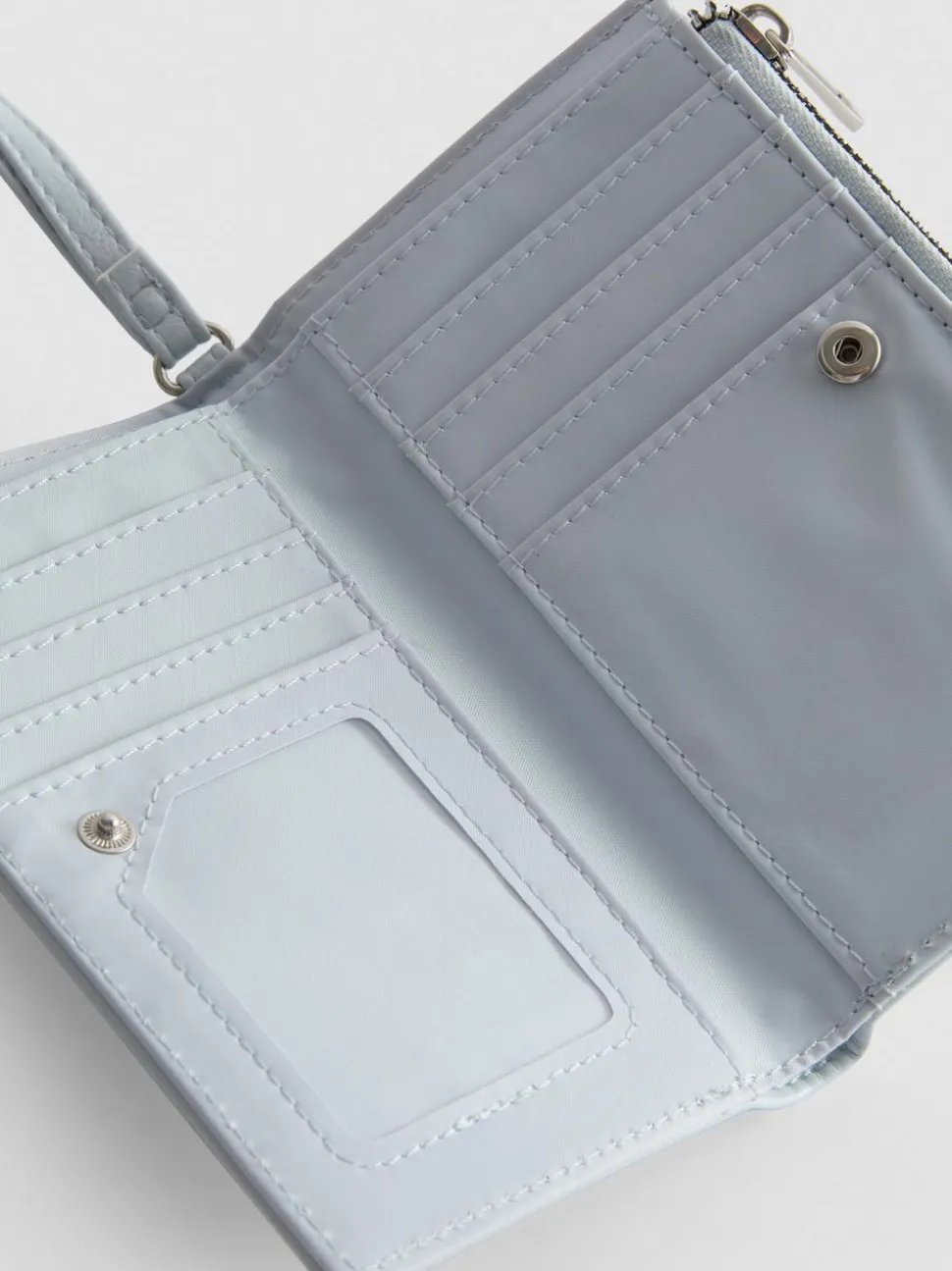Brieftasche mit Nieten