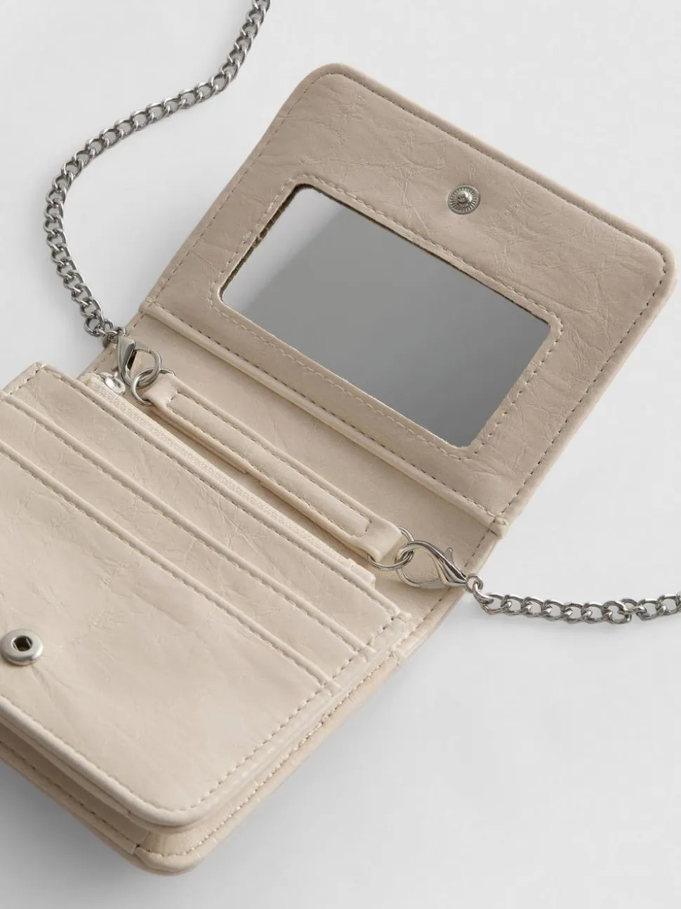 Brieftasche mit Zierkette und Schnalle