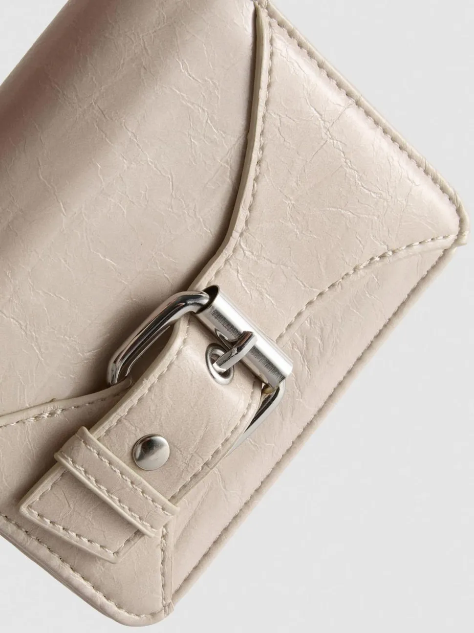 Brieftasche mit Zierkette und Schnalle