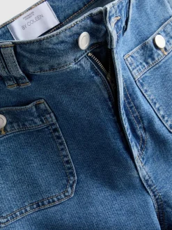 „By Coleen“ Jeans mit weitem Bein und aufgesetzten Taschen