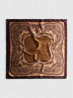 By Coleen Schal mit Paisleymuster