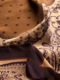 By Coleen Schal mit Paisleymuster