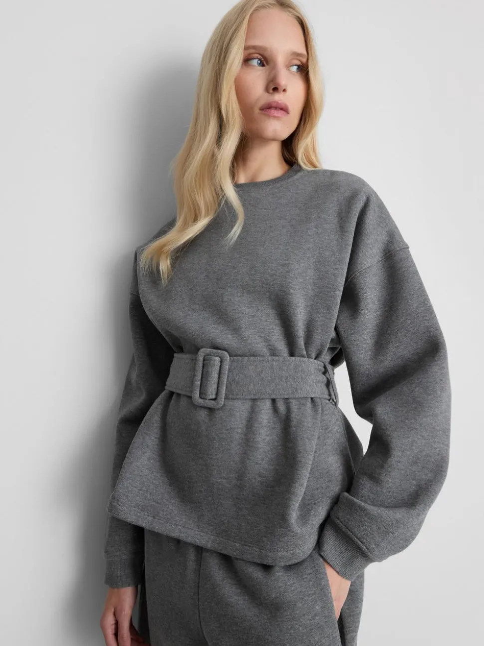 „By Coleen“ Sweatshirt mit hohem Baumwollanteil und Gürtel