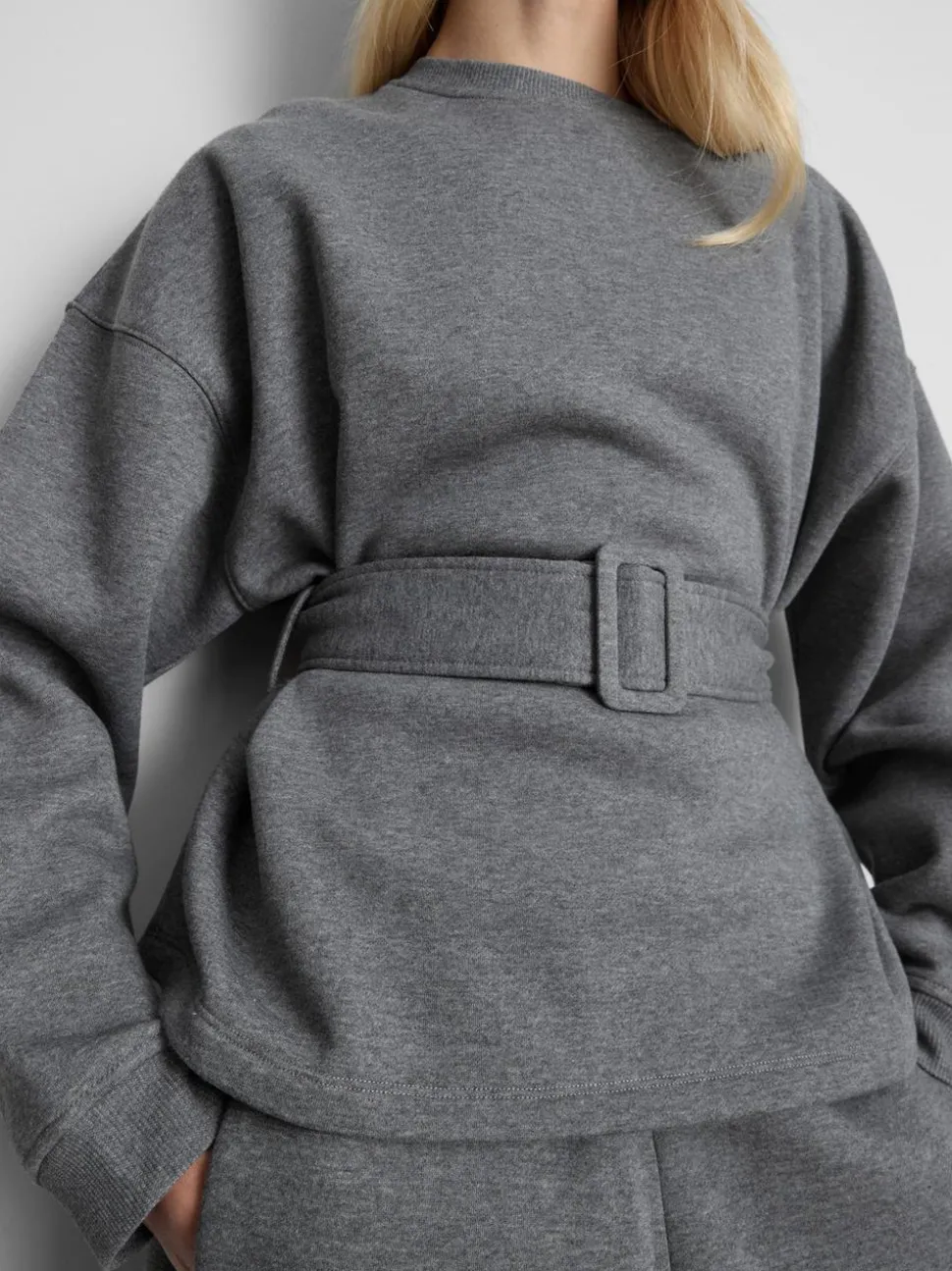 „By Coleen“ Sweatshirt mit hohem Baumwollanteil und Gürtel