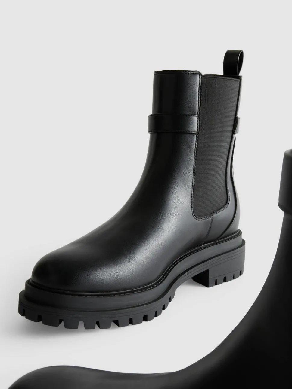 Chelseaboots mit dicker Schnalle