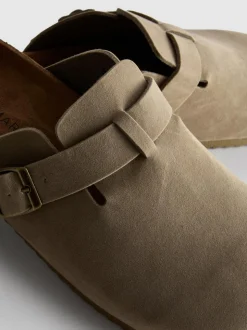 Clogs mit Schnallenriemen