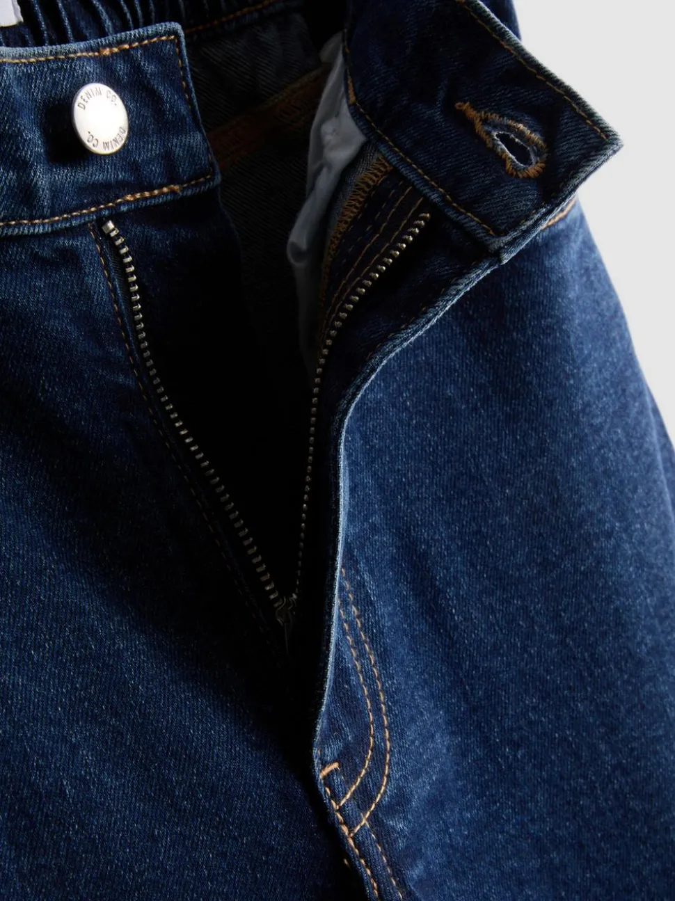 Denim-Jeans mit hohem Bund und konischer Form