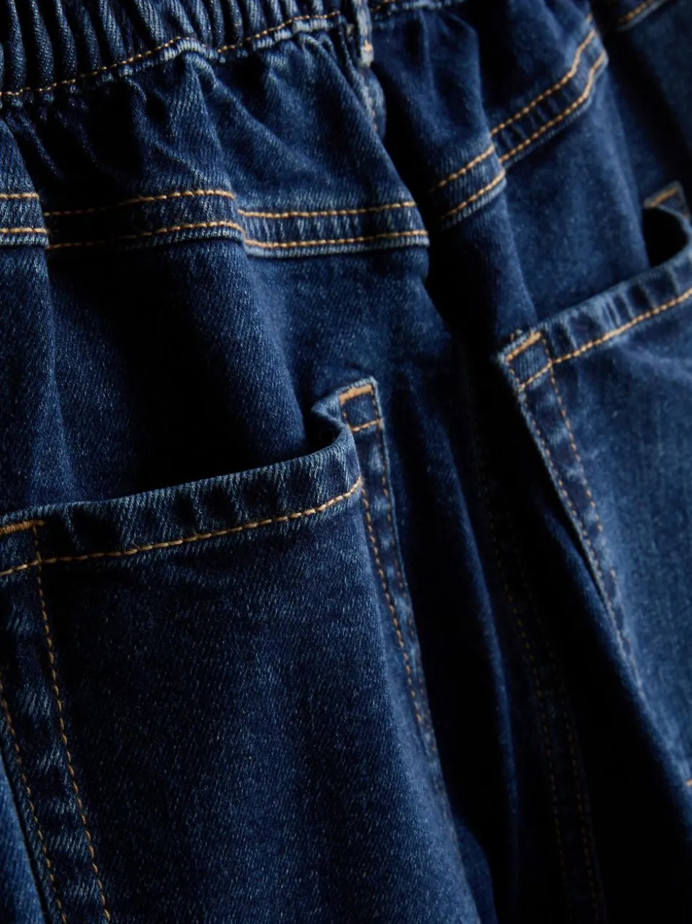 Denim-Jeans mit hohem Bund und konischer Form