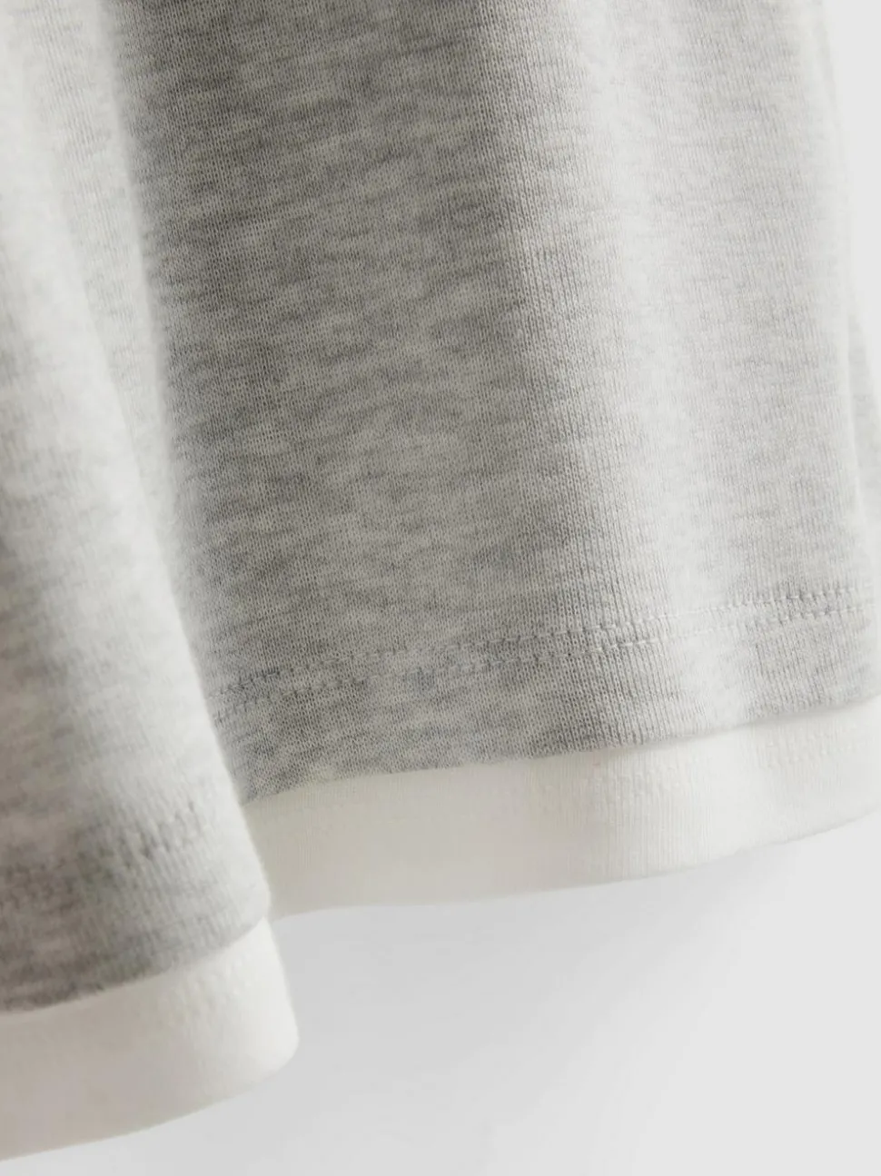 Doppellagiges T-Shirt mit Rundhalsausschnitt