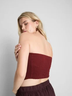 Ein Bandeau-Top mit spitzem Saum