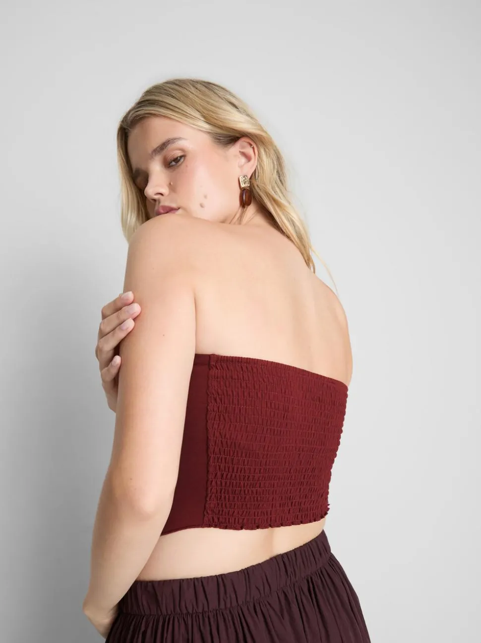 Ein Bandeau-Top mit spitzem Saum