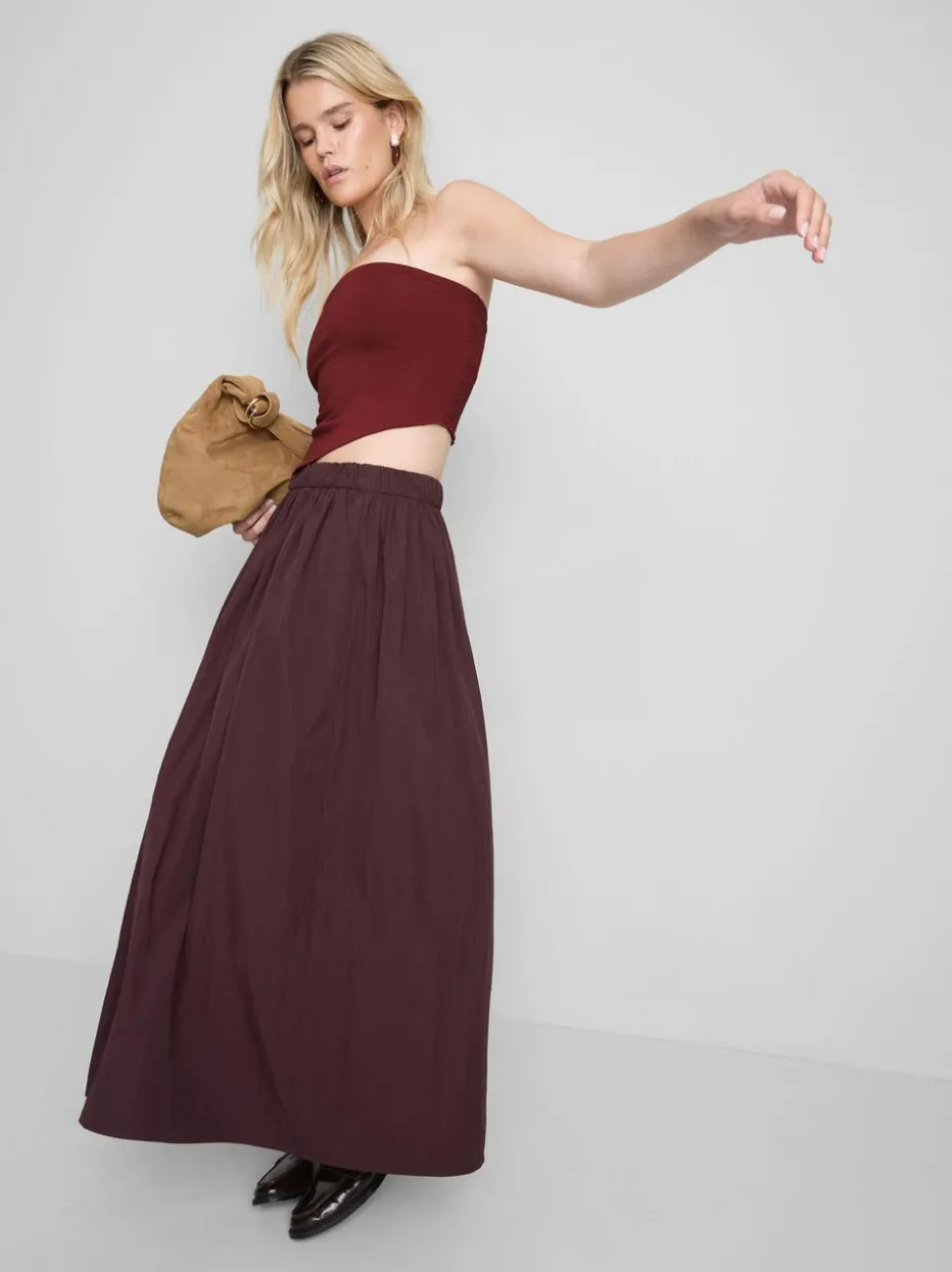 Ein Bandeau-Top mit spitzem Saum