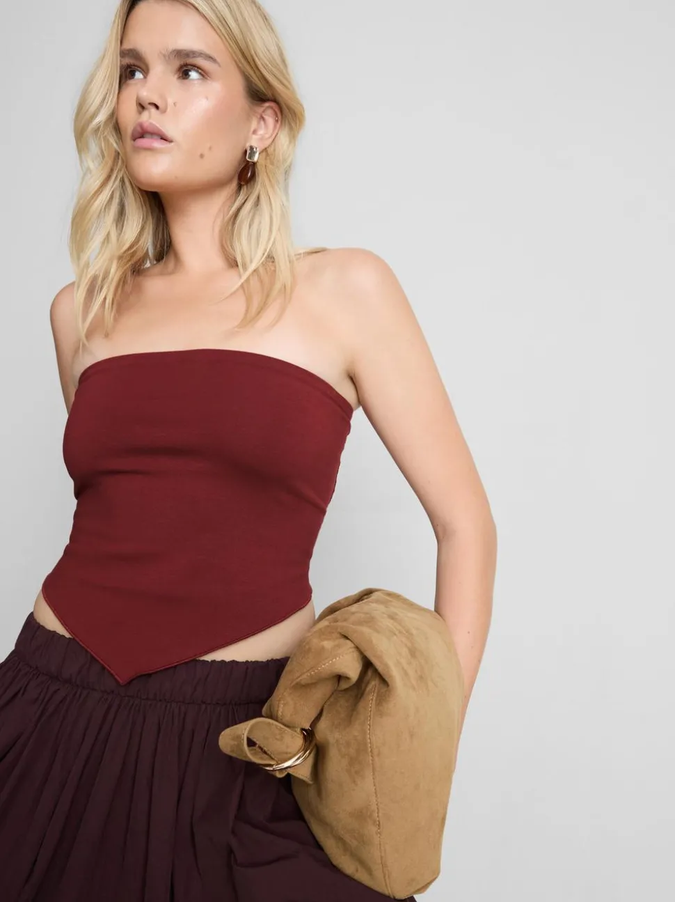 Ein Bandeau-Top mit spitzem Saum