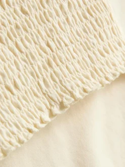 Ein Bandeau-Top mit spitzem Saum
