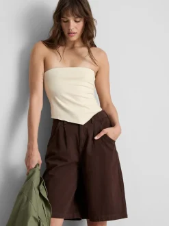 Ein Bandeau-Top mit spitzem Saum