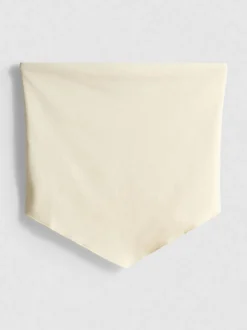Ein Bandeau-Top mit spitzem Saum