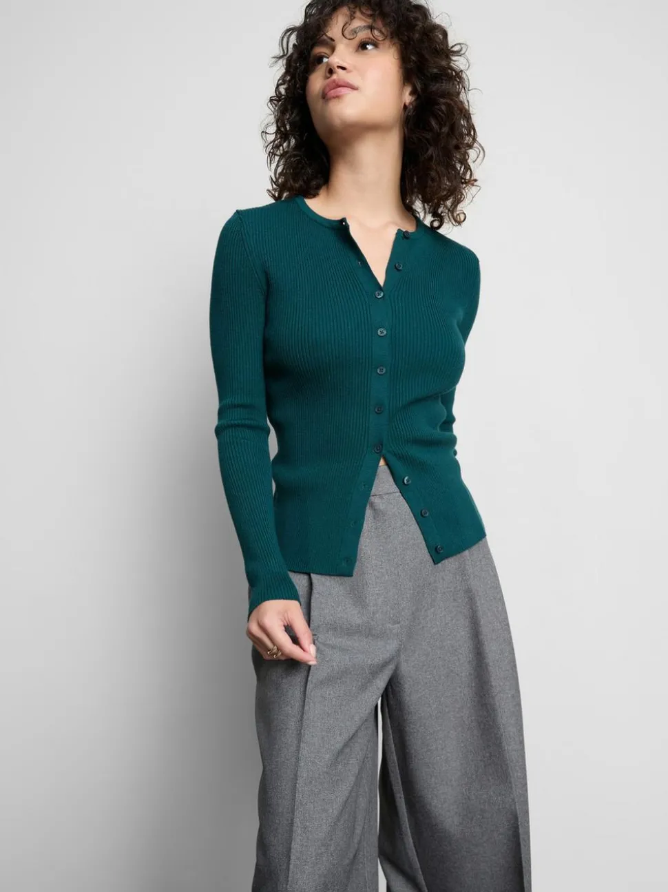 Ein gerippter Cardigan mit Rundhalsausschnitt