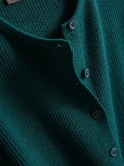 Ein gerippter Cardigan mit Rundhalsausschnitt