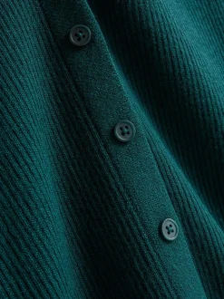 Ein gerippter Cardigan mit Rundhalsausschnitt