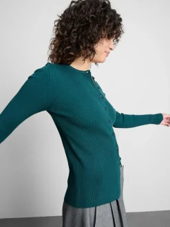 Ein gerippter Cardigan mit Rundhalsausschnitt