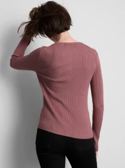 Ein gerippter Cardigan mit Rundhalsausschnitt