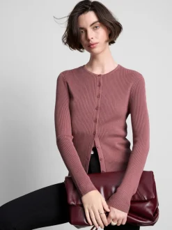 Ein gerippter Cardigan mit Rundhalsausschnitt