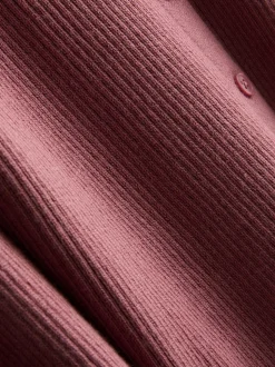 Ein gerippter Cardigan mit Rundhalsausschnitt