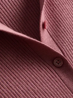 Ein gerippter Cardigan mit Rundhalsausschnitt