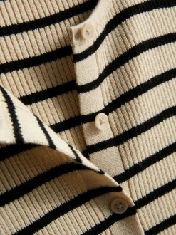 Ein gerippter Cardigan mit Rundhalsausschnitt
