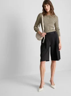 Ein gerippter Cardigan mit Rundhalsausschnitt