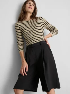 Ein gerippter Cardigan mit Rundhalsausschnitt