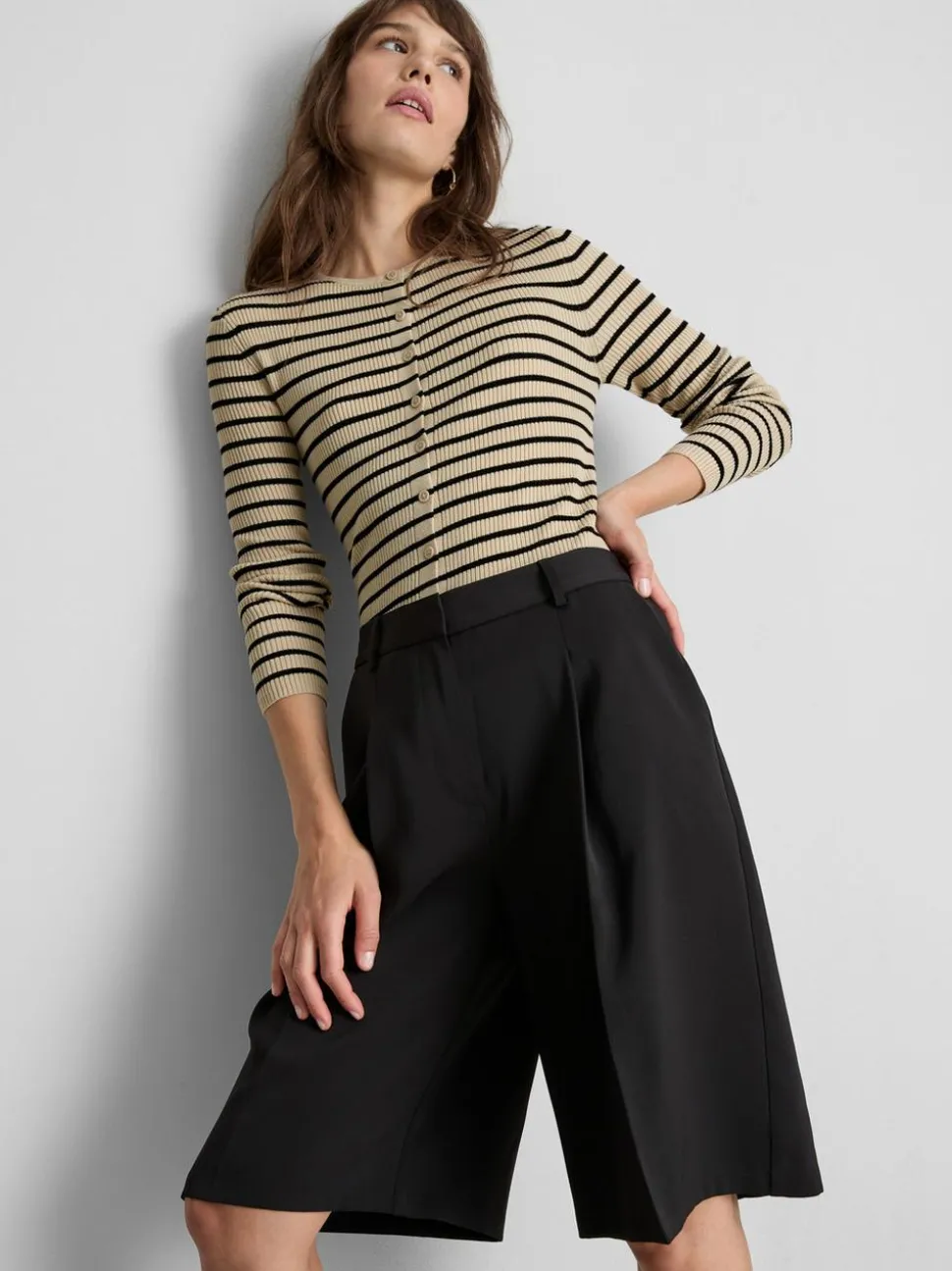 Ein gerippter Cardigan mit Rundhalsausschnitt