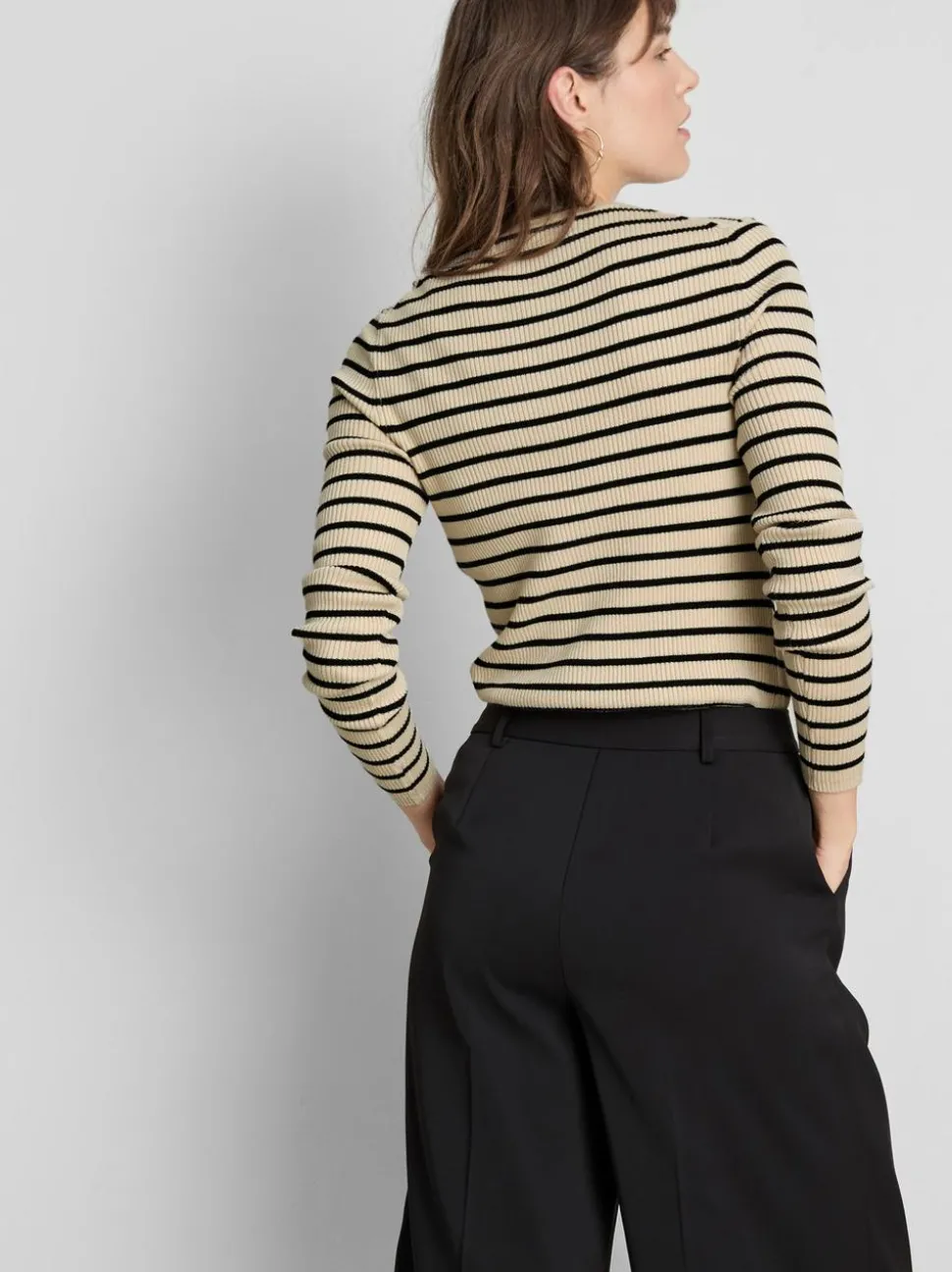 Ein gerippter Cardigan mit Rundhalsausschnitt