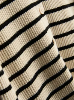 Ein gerippter Cardigan mit Rundhalsausschnitt