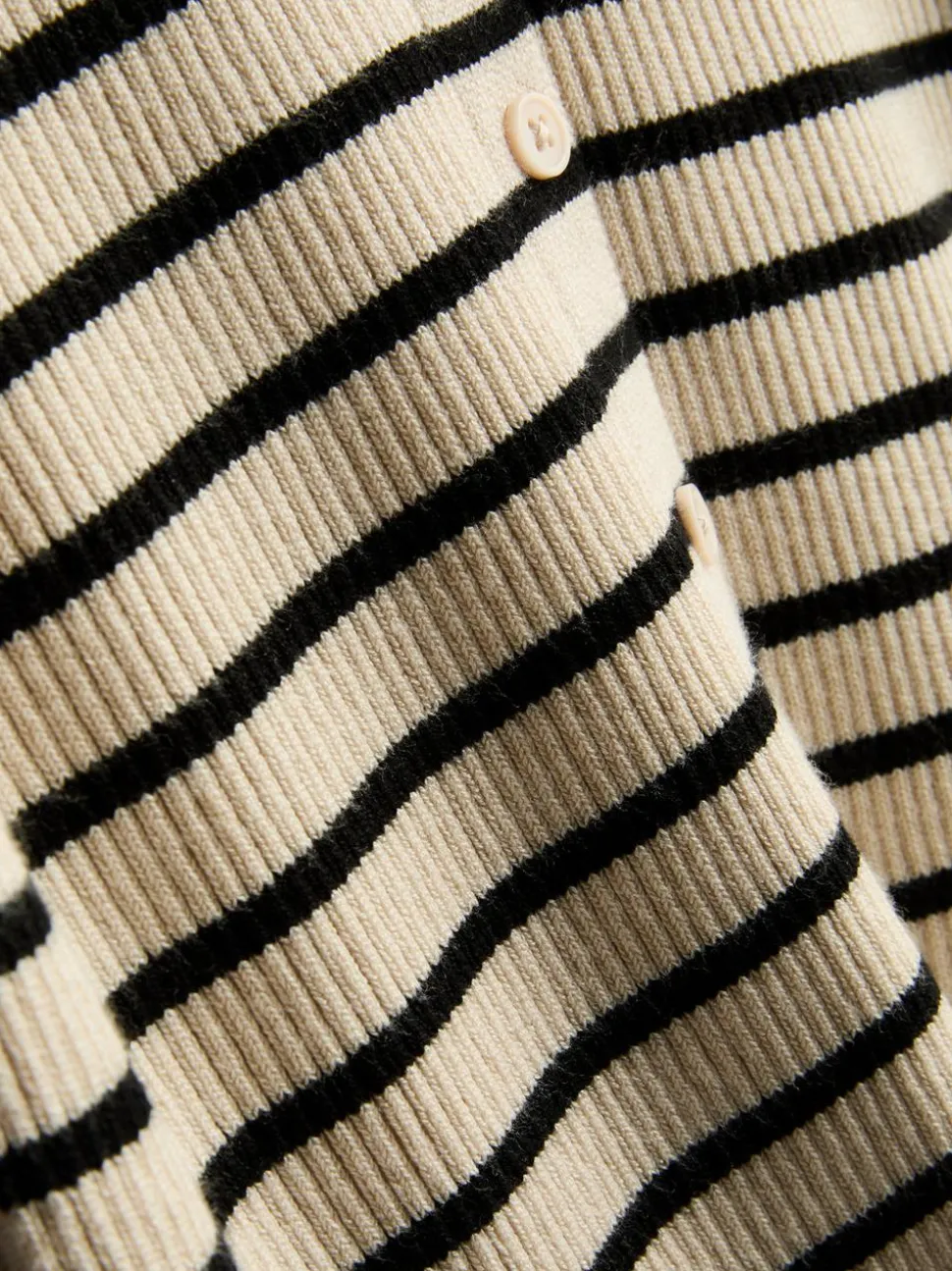 Ein gerippter Cardigan mit Rundhalsausschnitt