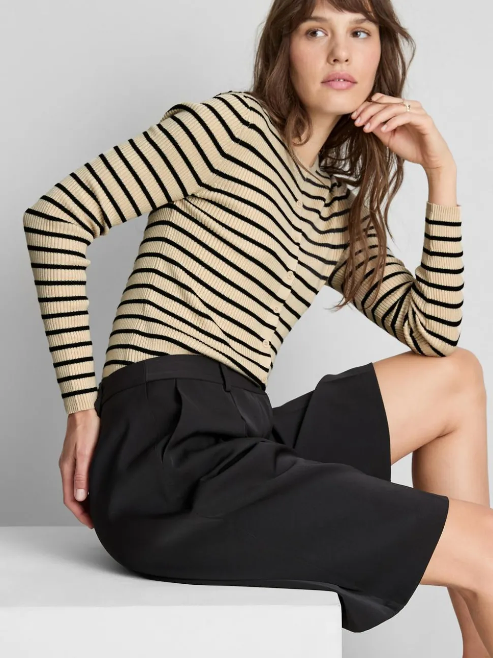 Ein gerippter Cardigan mit Rundhalsausschnitt