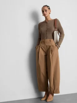 Ein gerippter Cardigan mit Rundhalsausschnitt