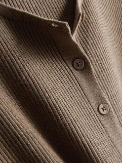 Ein gerippter Cardigan mit Rundhalsausschnitt