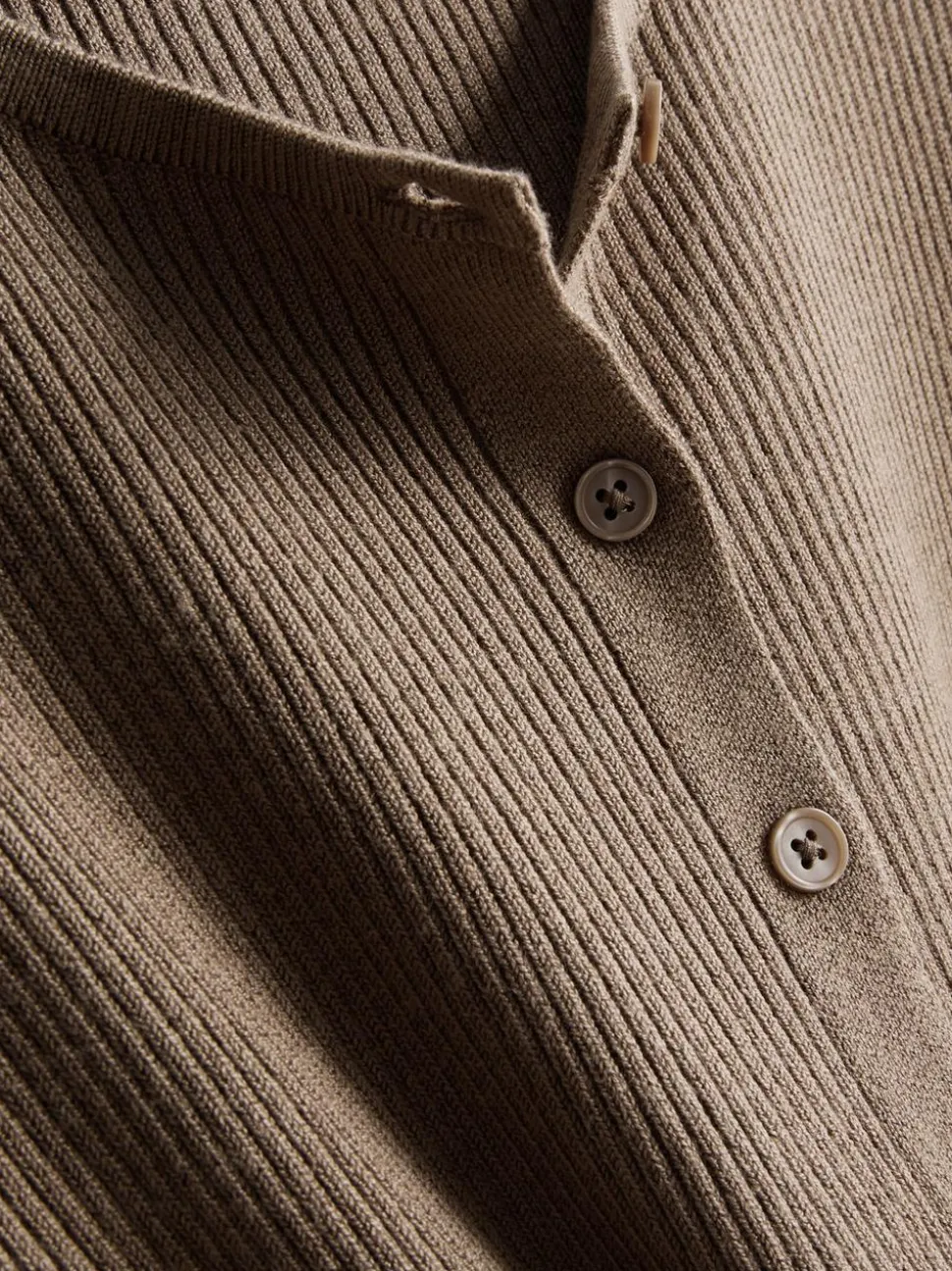 Ein gerippter Cardigan mit Rundhalsausschnitt
