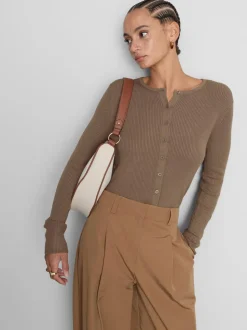 Ein gerippter Cardigan mit Rundhalsausschnitt