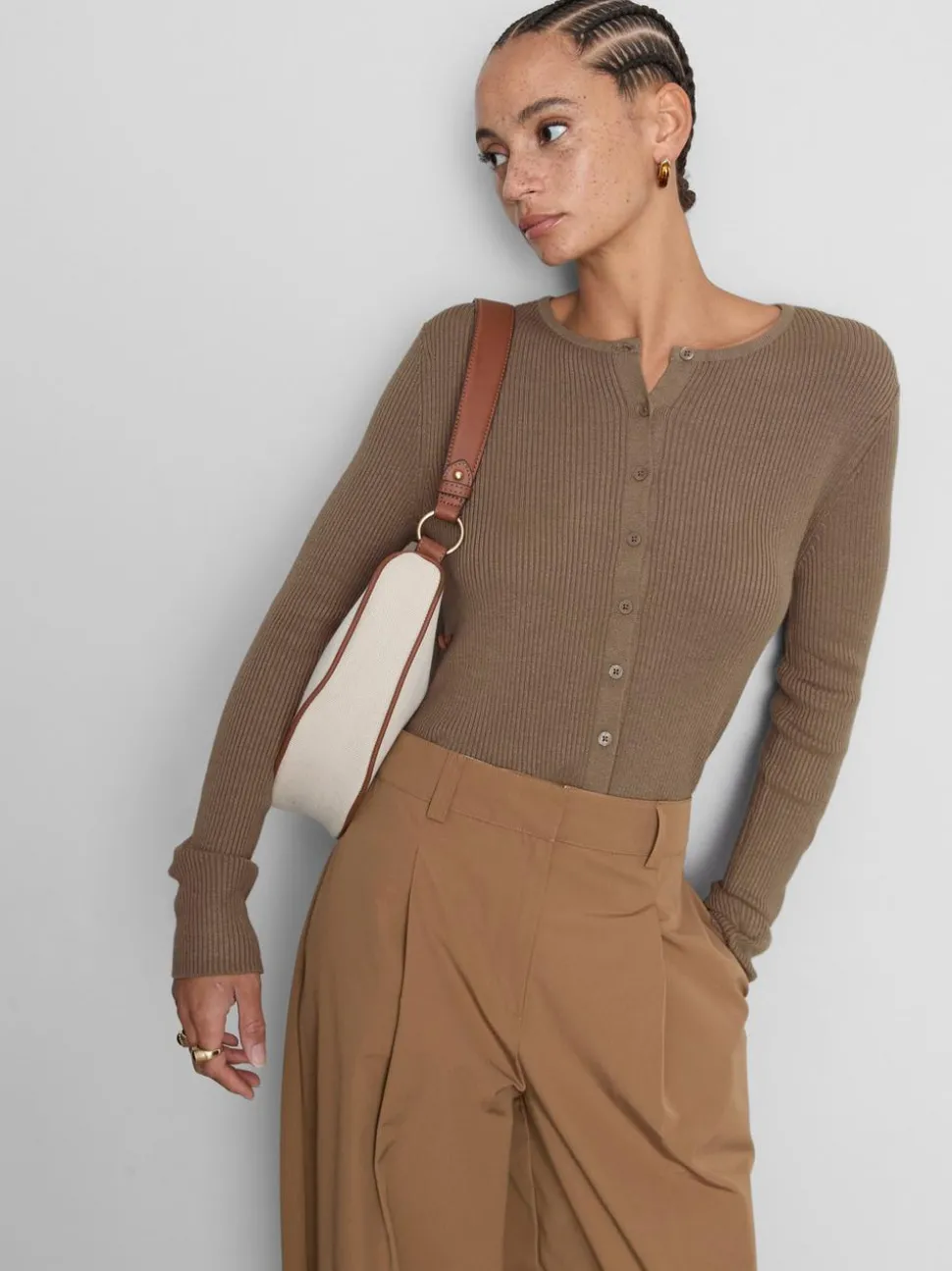 Ein gerippter Cardigan mit Rundhalsausschnitt