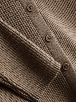 Ein gerippter Cardigan mit Rundhalsausschnitt
