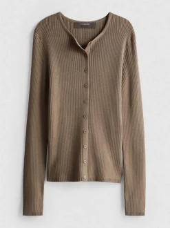 Ein gerippter Cardigan mit Rundhalsausschnitt
