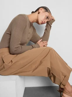 Ein gerippter Cardigan mit Rundhalsausschnitt
