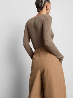Ein gerippter Cardigan mit Rundhalsausschnitt