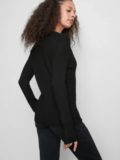 Ein gerippter Cardigan mit Rundhalsausschnitt