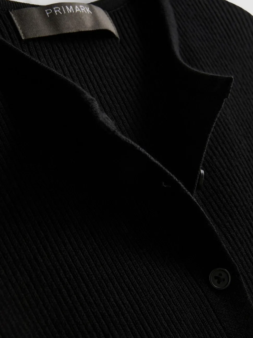 Ein gerippter Cardigan mit Rundhalsausschnitt